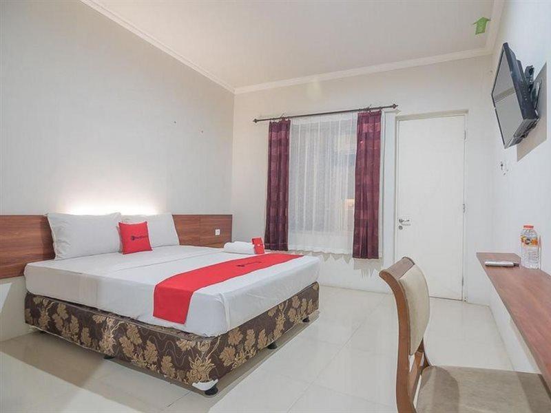 Hotel Reddoorz Near Alun Alun Subang Extérieur photo