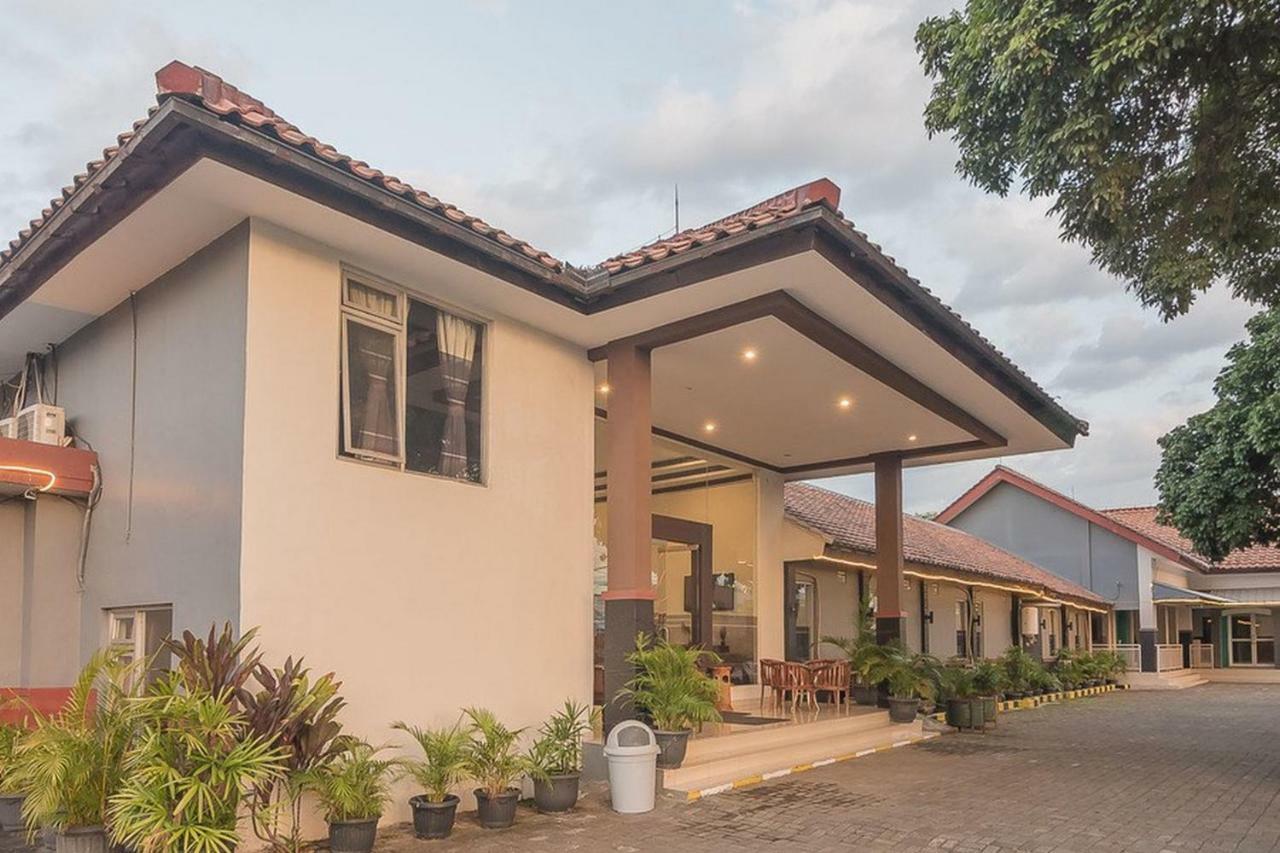 Hotel Reddoorz Near Alun Alun Subang Extérieur photo