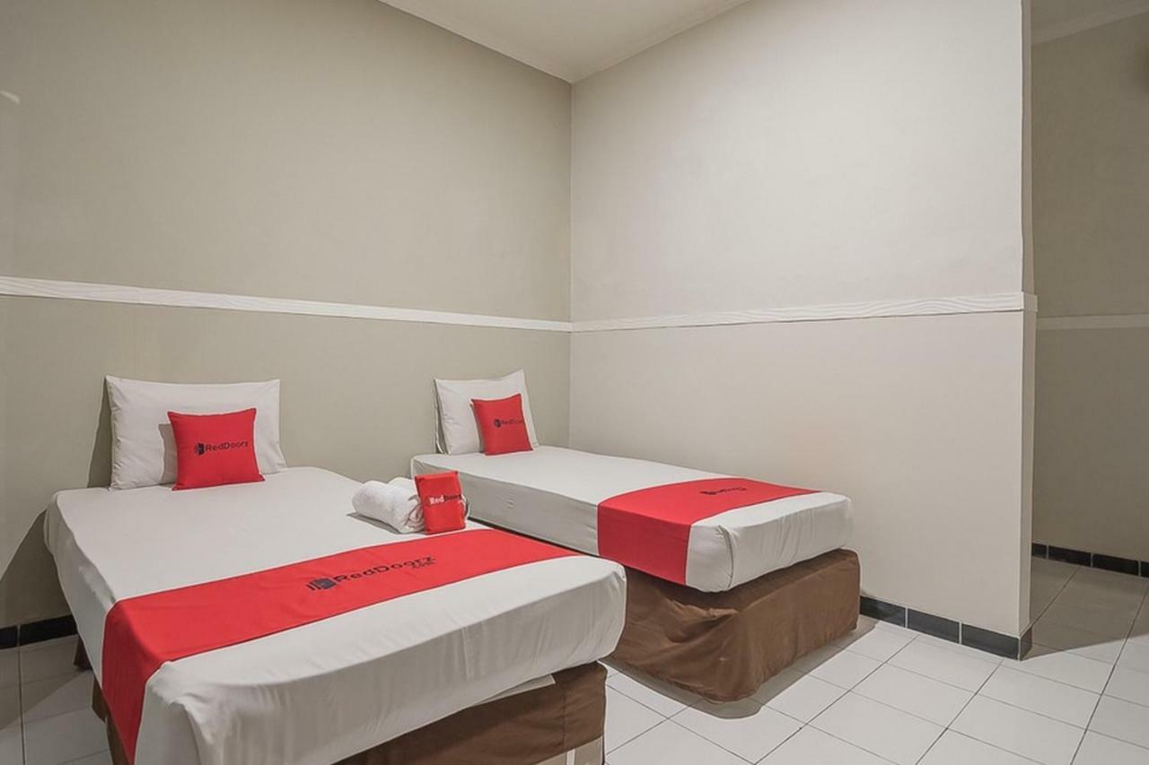 Hotel Reddoorz Near Alun Alun Subang Extérieur photo