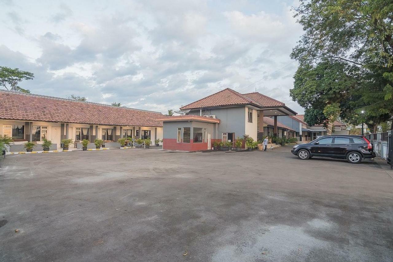 Hotel Reddoorz Near Alun Alun Subang Extérieur photo