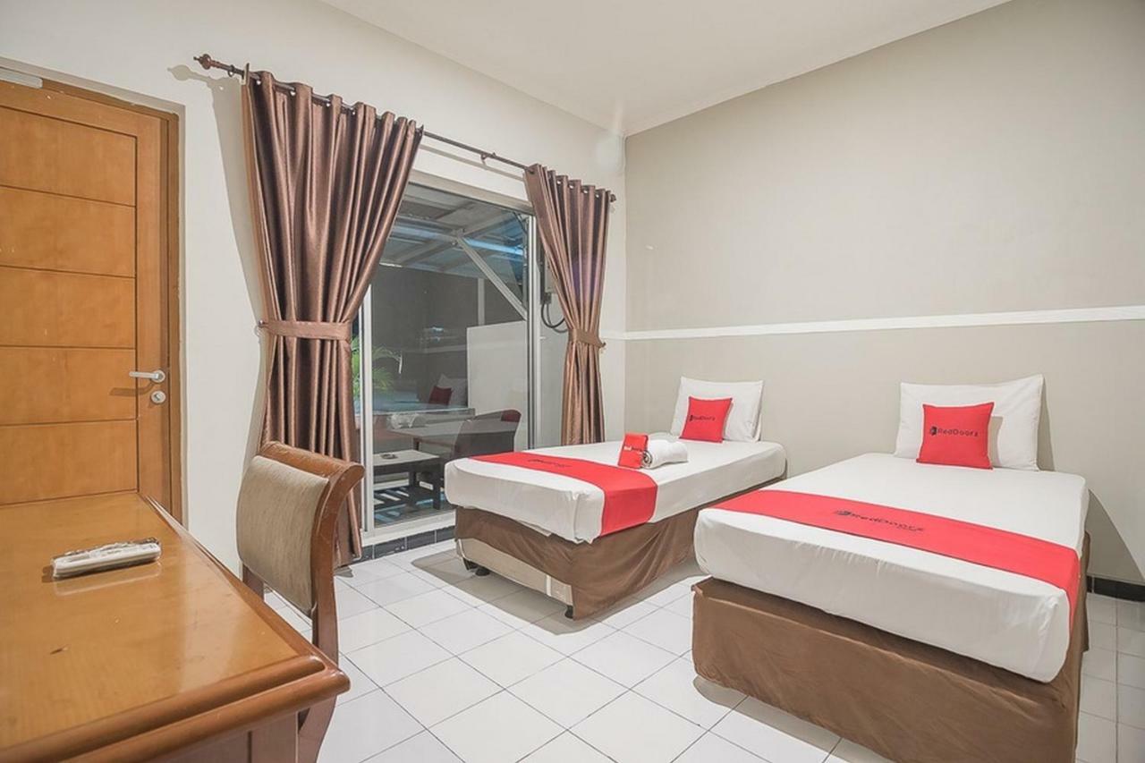 Hotel Reddoorz Near Alun Alun Subang Extérieur photo
