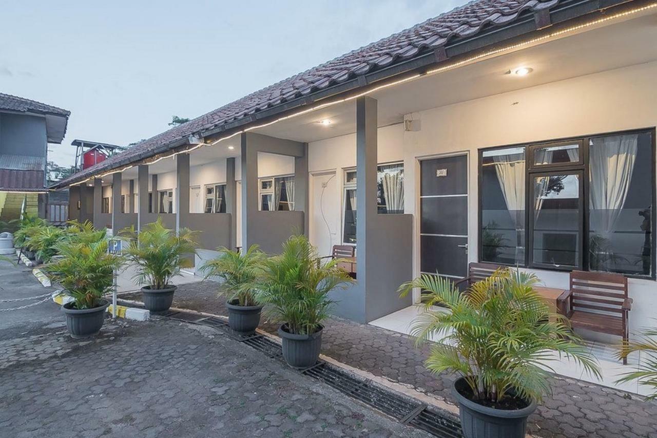Hotel Reddoorz Near Alun Alun Subang Extérieur photo