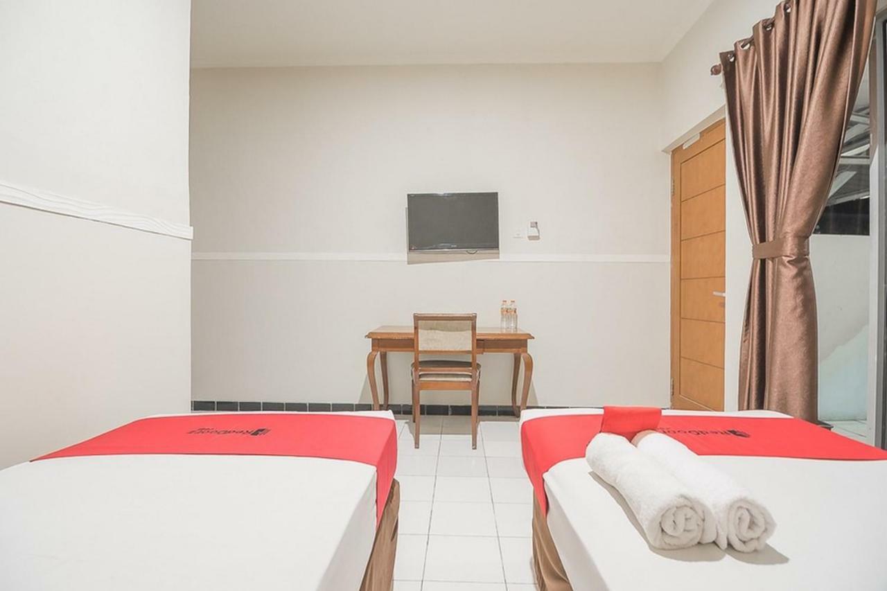 Hotel Reddoorz Near Alun Alun Subang Extérieur photo
